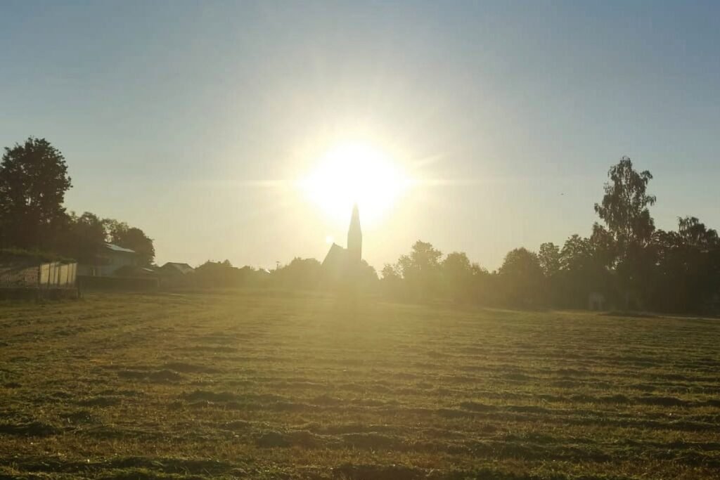 Haselbacher Kirche bei Sonnenaufgang – Seminarort Brauhaus Haselbach